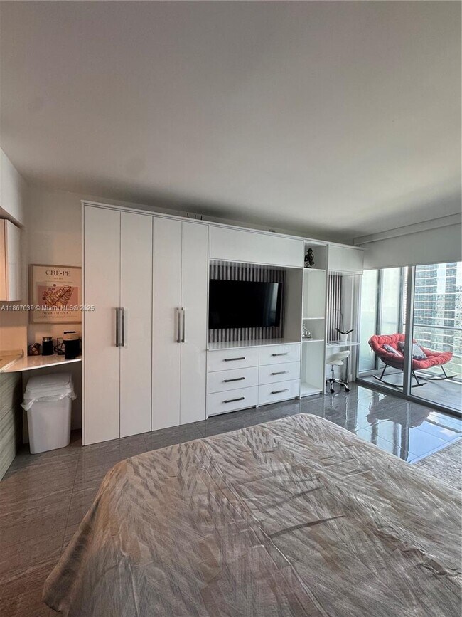 Building Photo - 1300 Brickell Bay Dr
