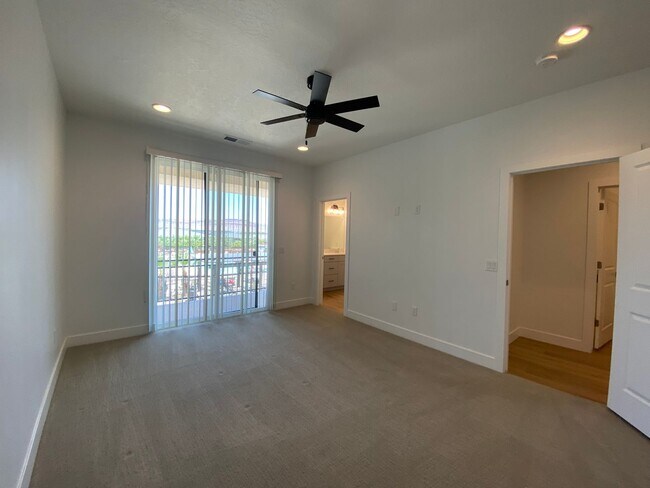 Building Photo - SPACIOUS TOWNHOME AVAILABLE FOR RENT