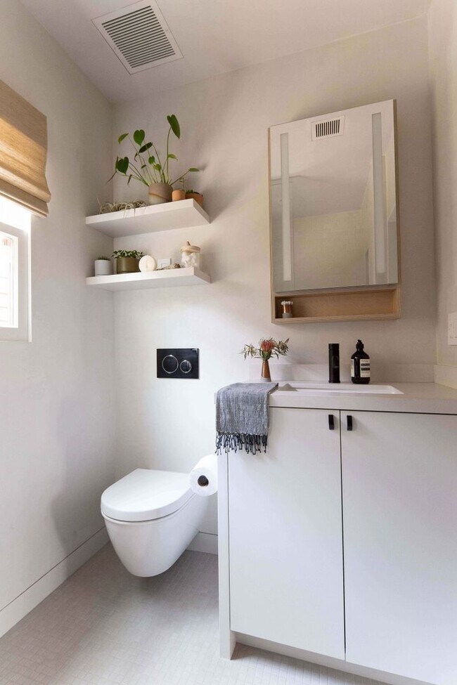 Building Photo - Beautiful 1 bed / 1 bath bungalow-style apartment now available!