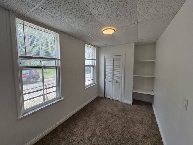 Building Photo - 526 Corwin St