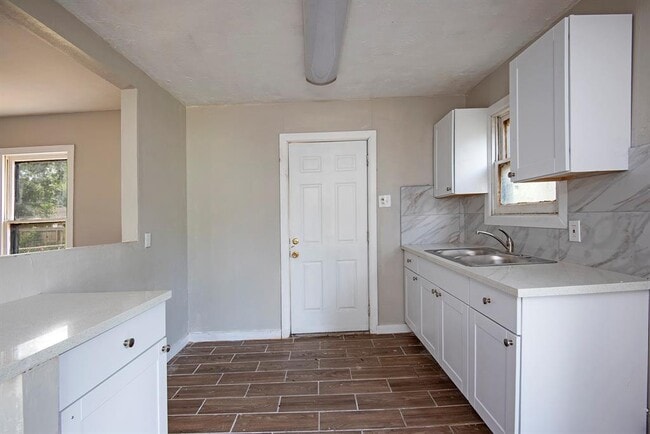 Building Photo - 6725 Bunche Dr
