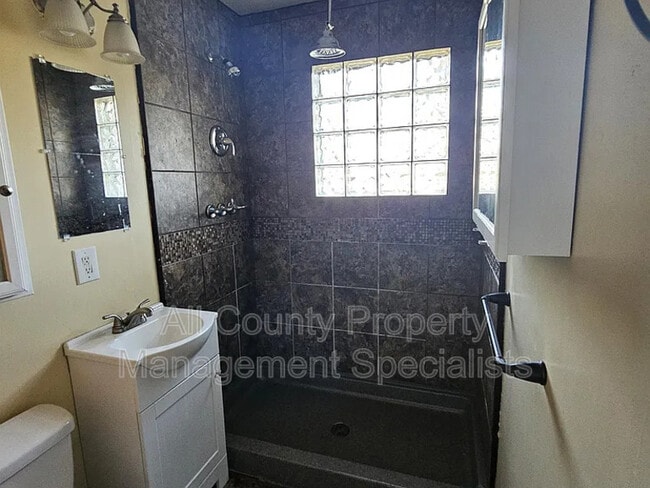 Building Photo - 1301 Pineview Dr