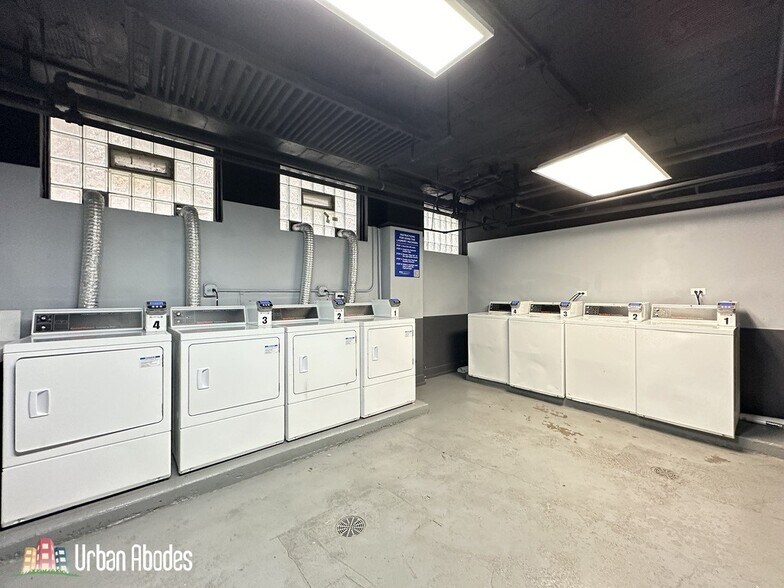 Building Photo - 503 W Belmont Ave