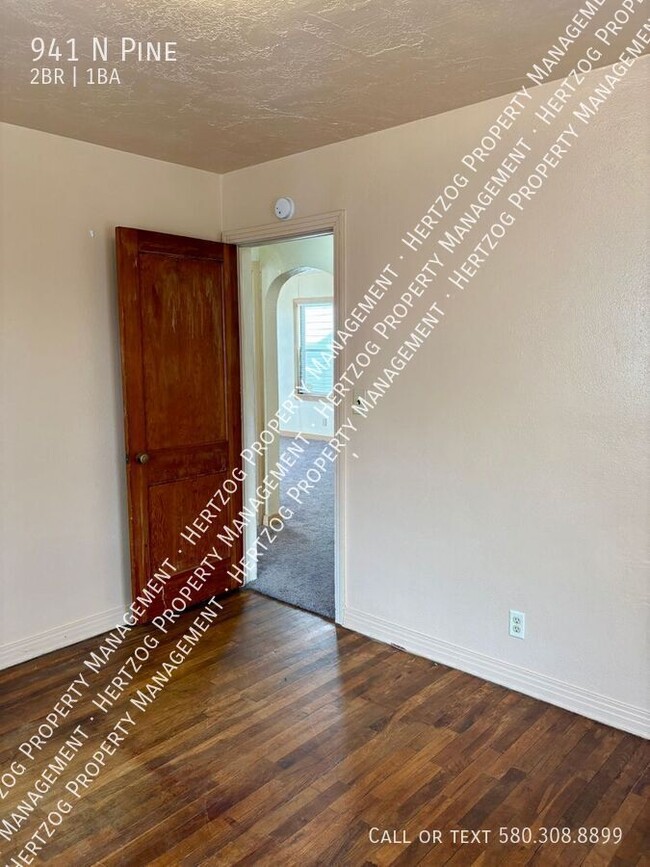 Building Photo - 941 N Pine-