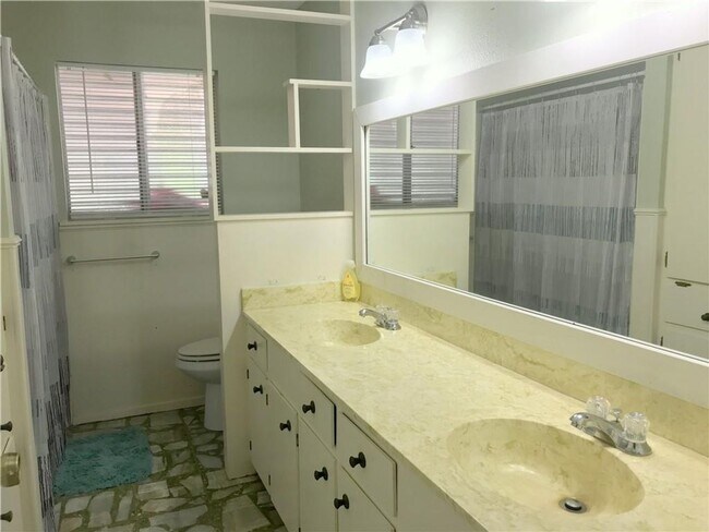 Building Photo - 5 Bedroom 3 Full Baths on the Southside