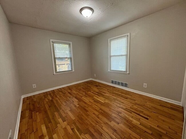 Building Photo - 2BR w/ Large Backyard near Pleasant Hill