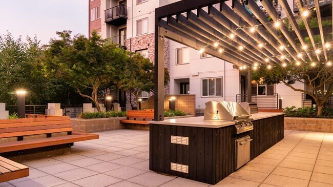 Building Photo - 1202 N 10th Pl