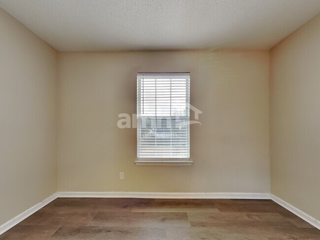 Building Photo - 25 Willow Lakes Dr