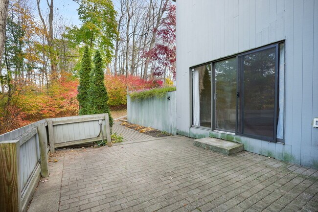 Building Photo - 622 Main St