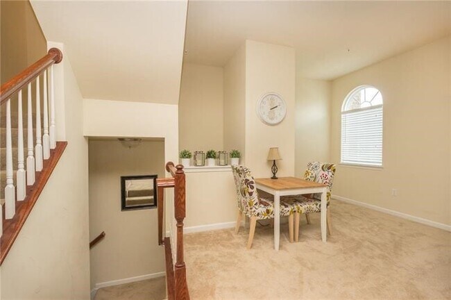 Building Photo - 627 Edison Dr