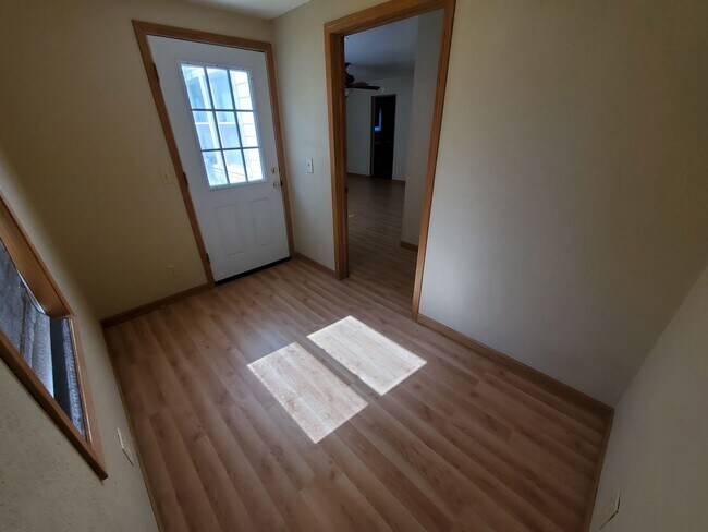 Building Photo - Remodeled 3-4 bedroom, open floor plan, Ne...
