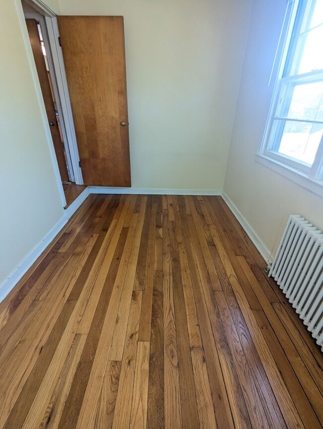 Building Photo - Large 1 Bedroom Plus Den