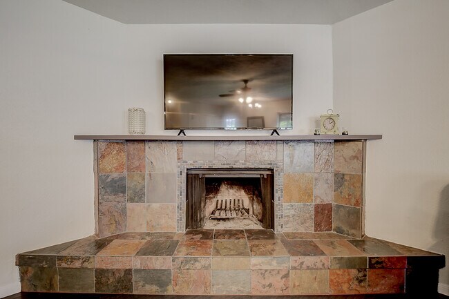 Building Photo - 565 Bell Dr