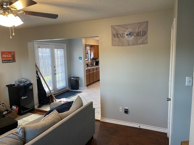 Building Photo - AUGUST PRE-LEASE!!!  Spacious 3 Bedroom 3 ...