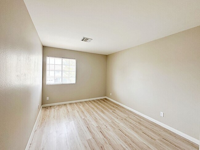 Building Photo - REMODELED 3 BEDROOM HOME IN SOUTH SHORES