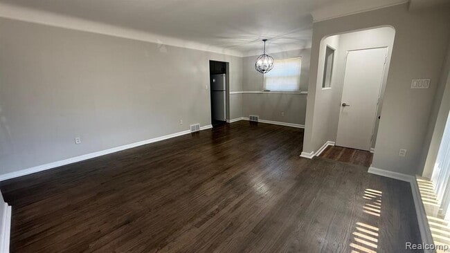 Building Photo - 29614 Rosslyn Ave