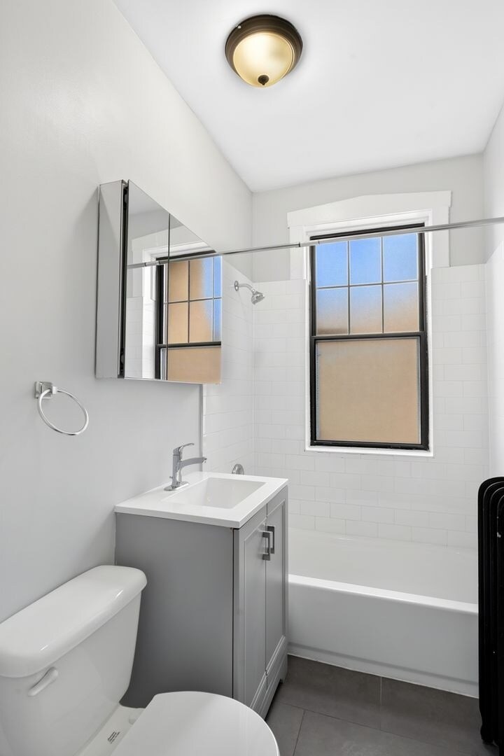 Building Photo - 7616 N Eastlake Ter