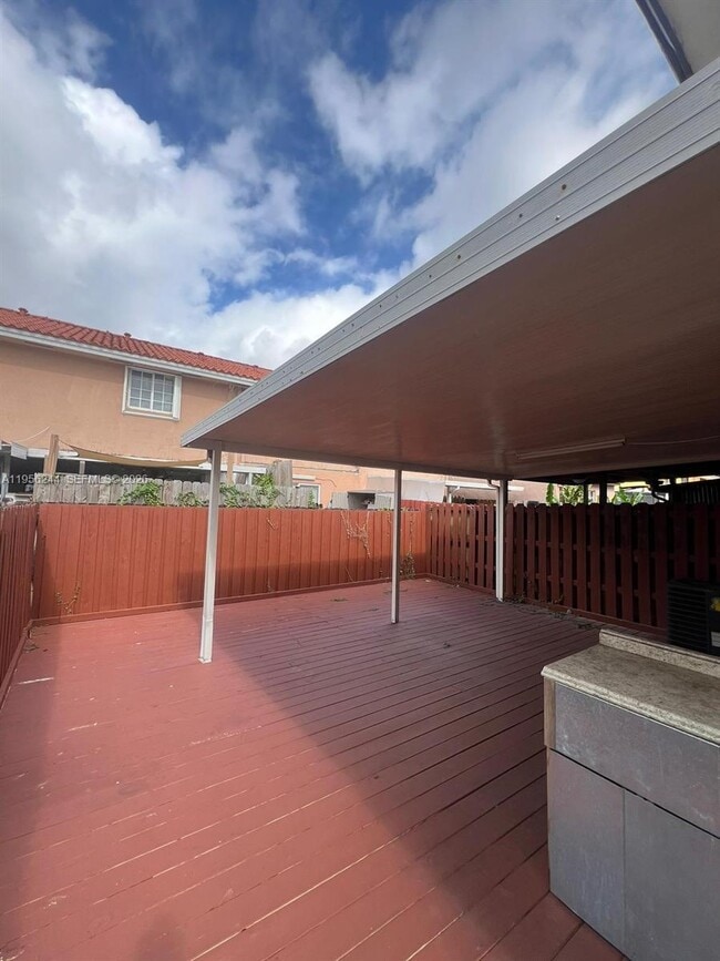 Building Photo - 1325 W 41st St