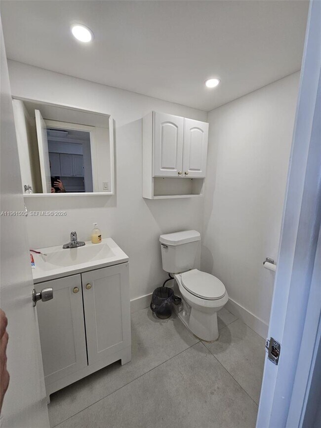 Building Photo - 6900 Bay Dr