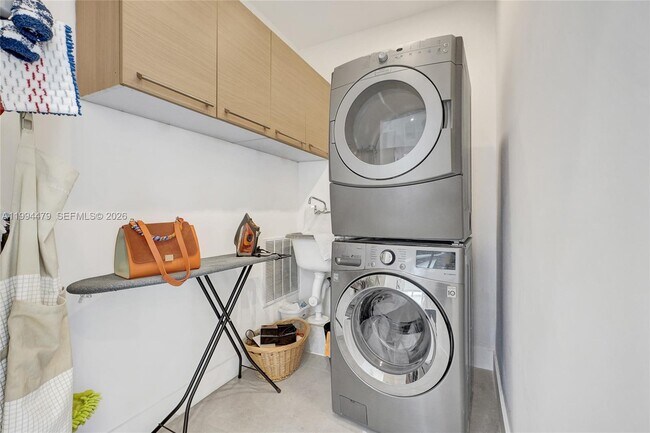 Building Photo - 12478 N Bayshore Dr