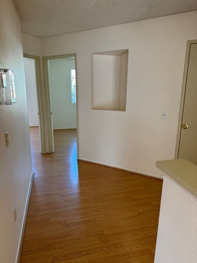 Building Photo - Beautiful 3 Bedroom House in Private Fontana Area CA 92337