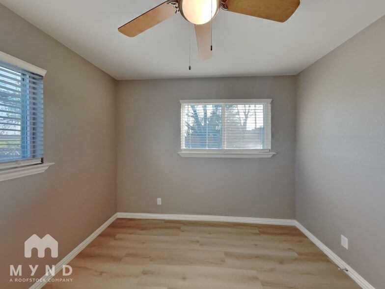 Building Photo - 204 E Ave C