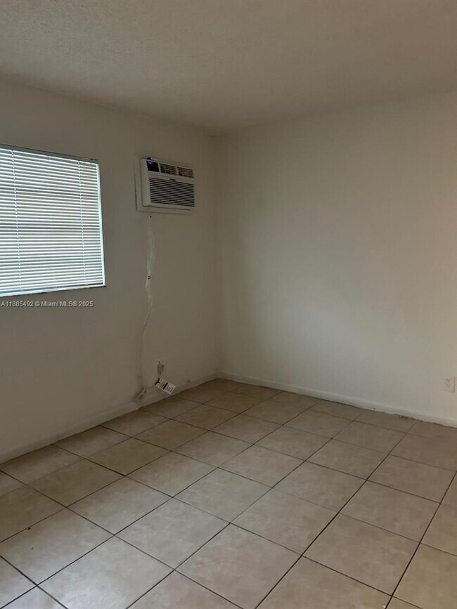 Building Photo - 1631 SW 44th Ave