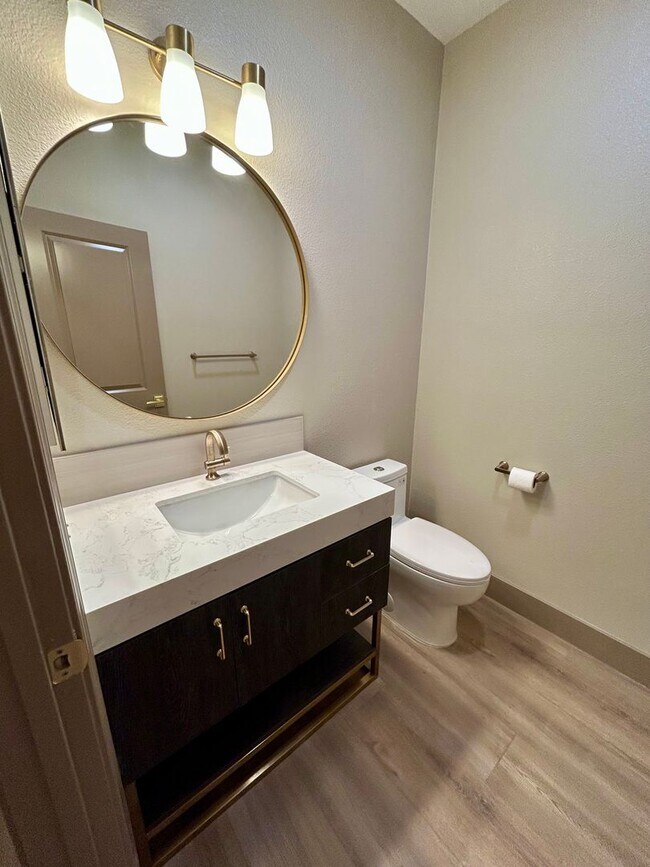 Building Photo - Remodeled and Comfortable Townhome
