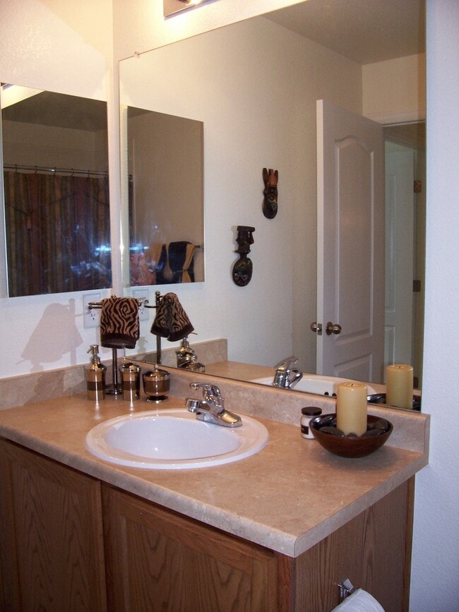 Building Photo - Beautiful and Chic Brownstone Residence Fa...