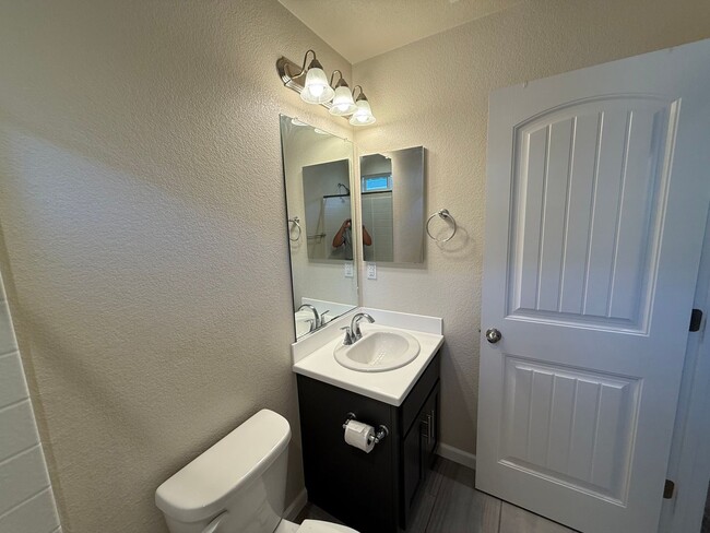 Building Photo - Two story home located in Sylvan School District!