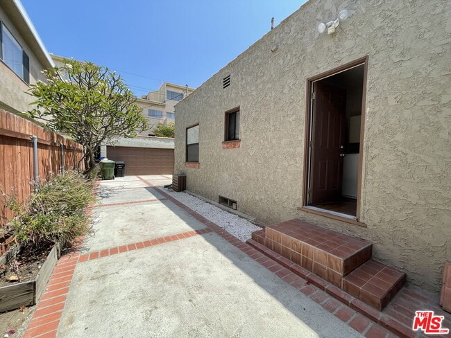 Building Photo - 3642 Empire Dr