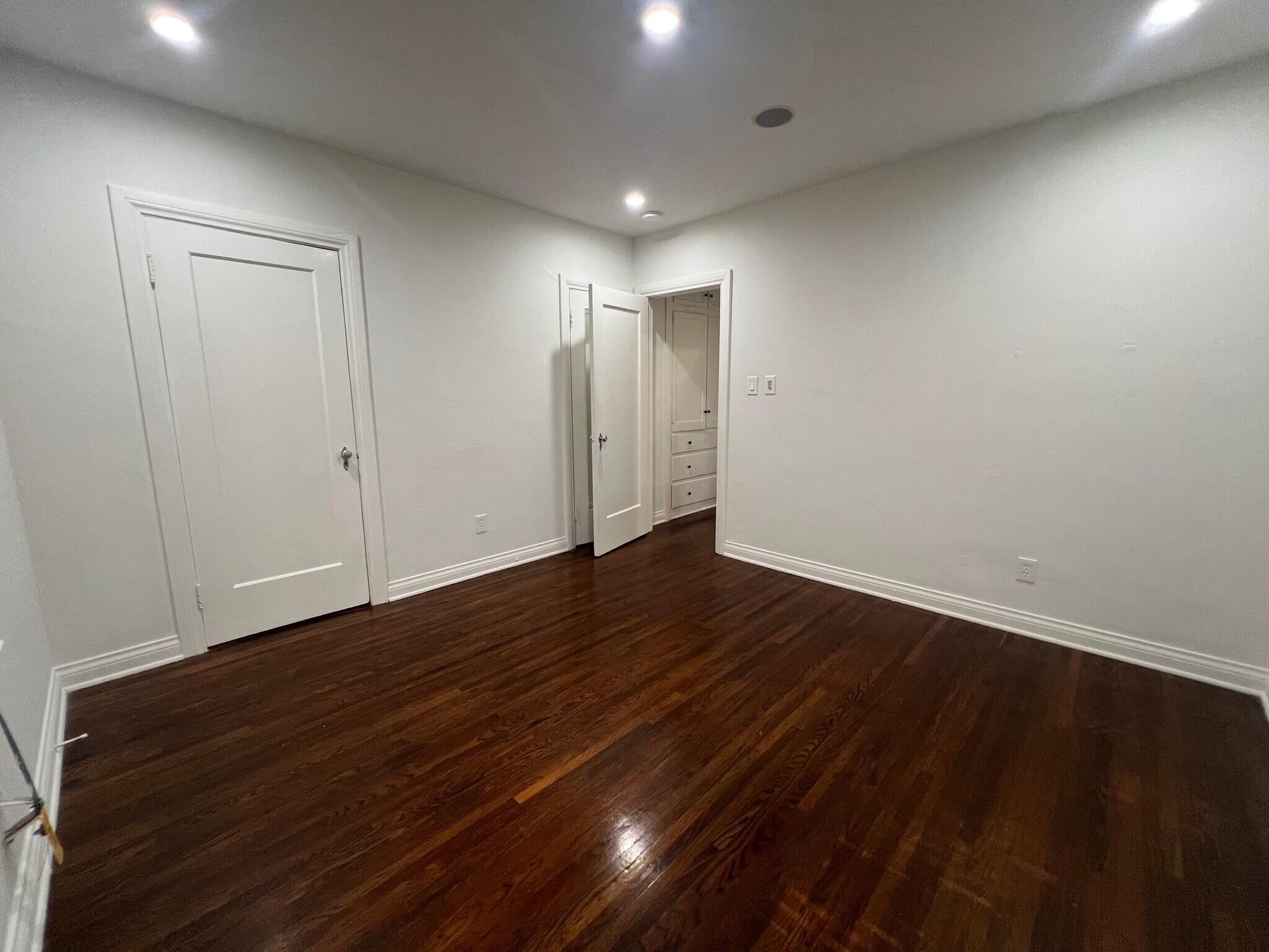 Bedroom 2 & walk-in closet + full bathroom - 1152 N Sycamore Ave