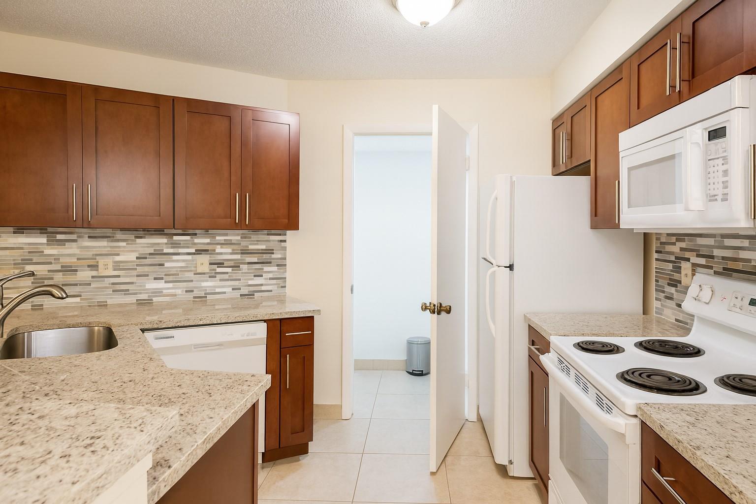 Building Photo - 9999 Summerbreeze Dr