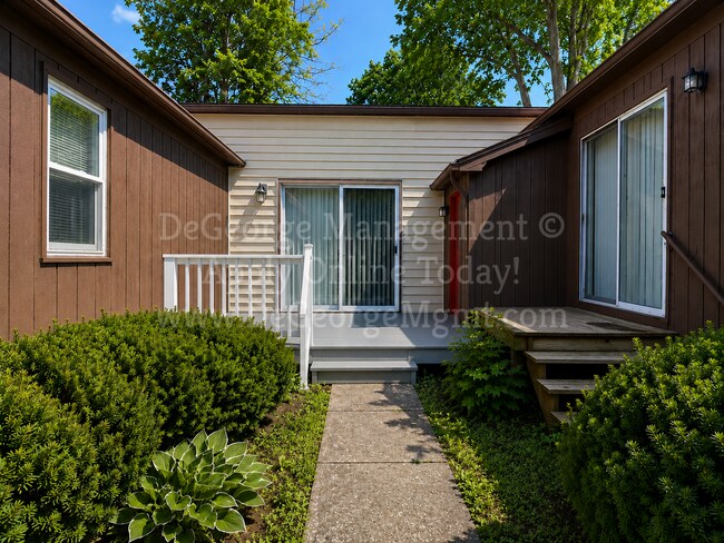 Building Photo - 2 Bedroom 1 Bath Ranch Apartment Home with washer dryer hookups for rent in Newark, NY