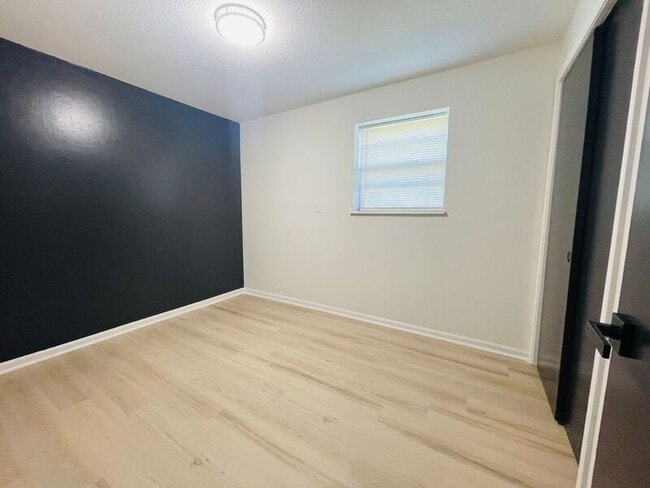 Building Photo - 1406 Magnolia W