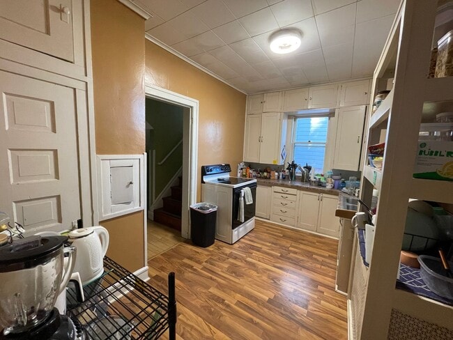 Building Photo - AVAILABLE JUNE - Spacious 6 Bed 1.5 Bath Home near Campus