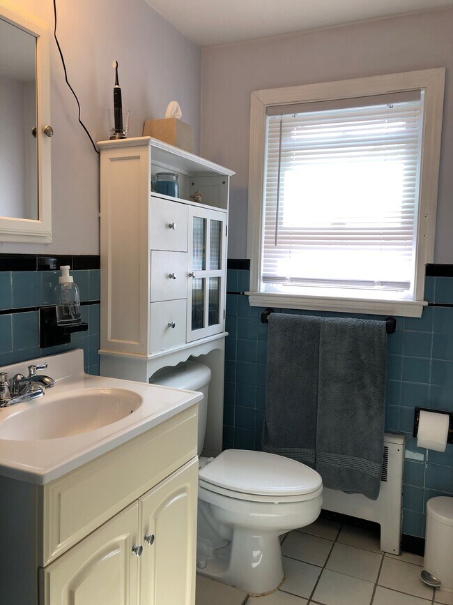 Building Photo - 112 Rowe St