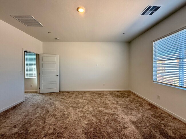 Building Photo - 4 BED 3.5 BATH 2 CAR GARAGE HOME w/ LOFT, ...
