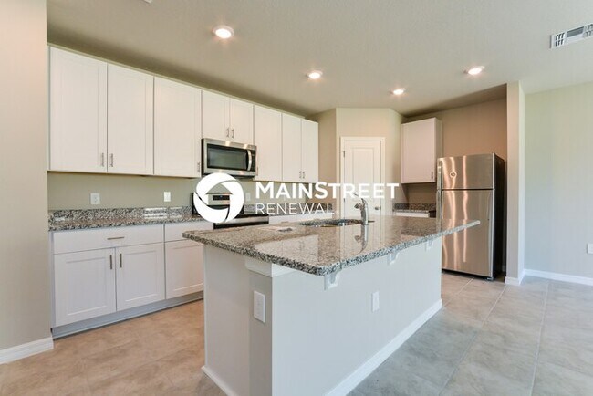 Building Photo - 4 Bedroom Pet-Friendly Home in Auburndale, FL with Main Street Renewal