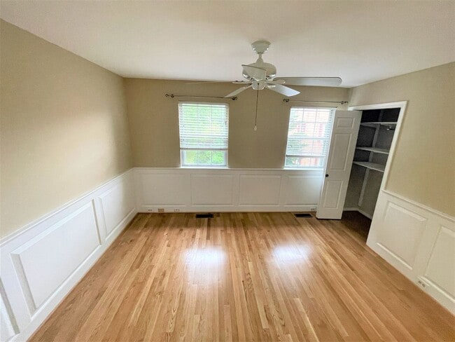 Building Photo - Updated, all brick 3 level townhouse pet friendly townhouse for rent!