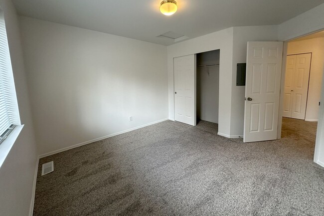 Building Photo - Spacious 3bd townhouse with all new paint ...