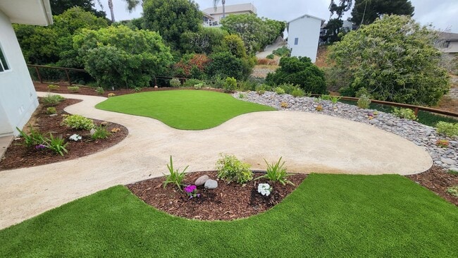 Building Photo - 4 bedroom, 2.5 bathroom home in the desirable Mt Soledad neighborhood.