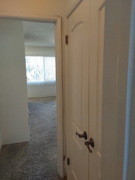 Double door hall, linen/clothes closet - 3058 Luna Dr