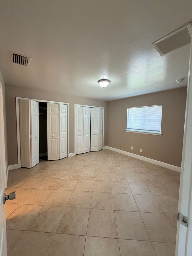 Building Photo - 3 Bedroom 2 Bath Duplex