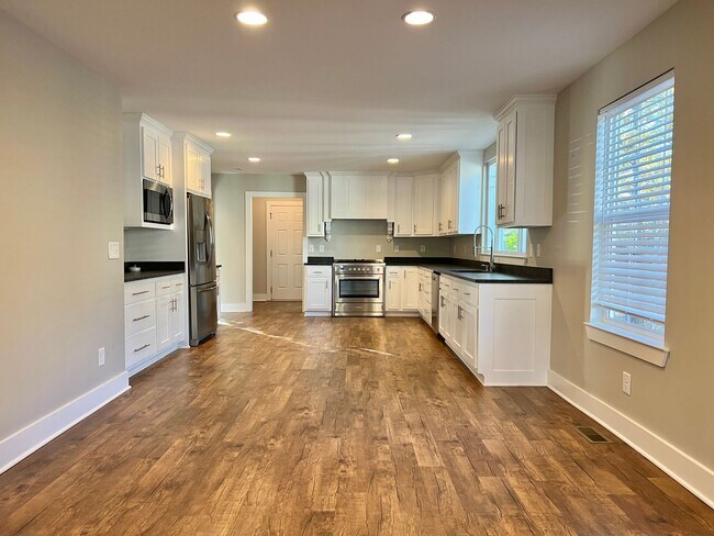 Building Photo - Updated 3 Bed, 2 Bath Cottage in Heart of Lockeland Springs w/ 1 Car Garage