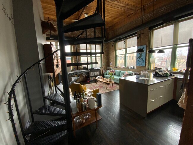 Living area - 1701 N Damen Ave