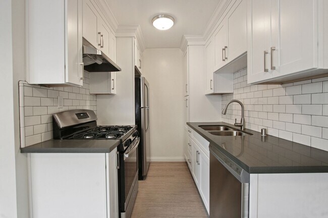 Building Photo - 848 7th St