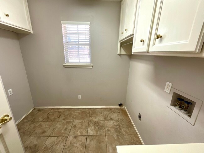 Building Photo - 209 Sooner St