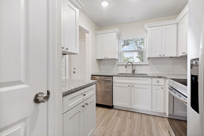 Building Photo - 4766 Pontchartrain Dr