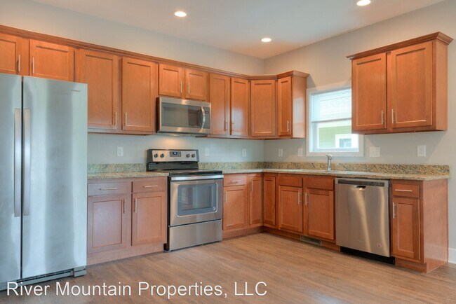 Building Photo - 4 br, 4.5 bath House - 206 Uptown Trail